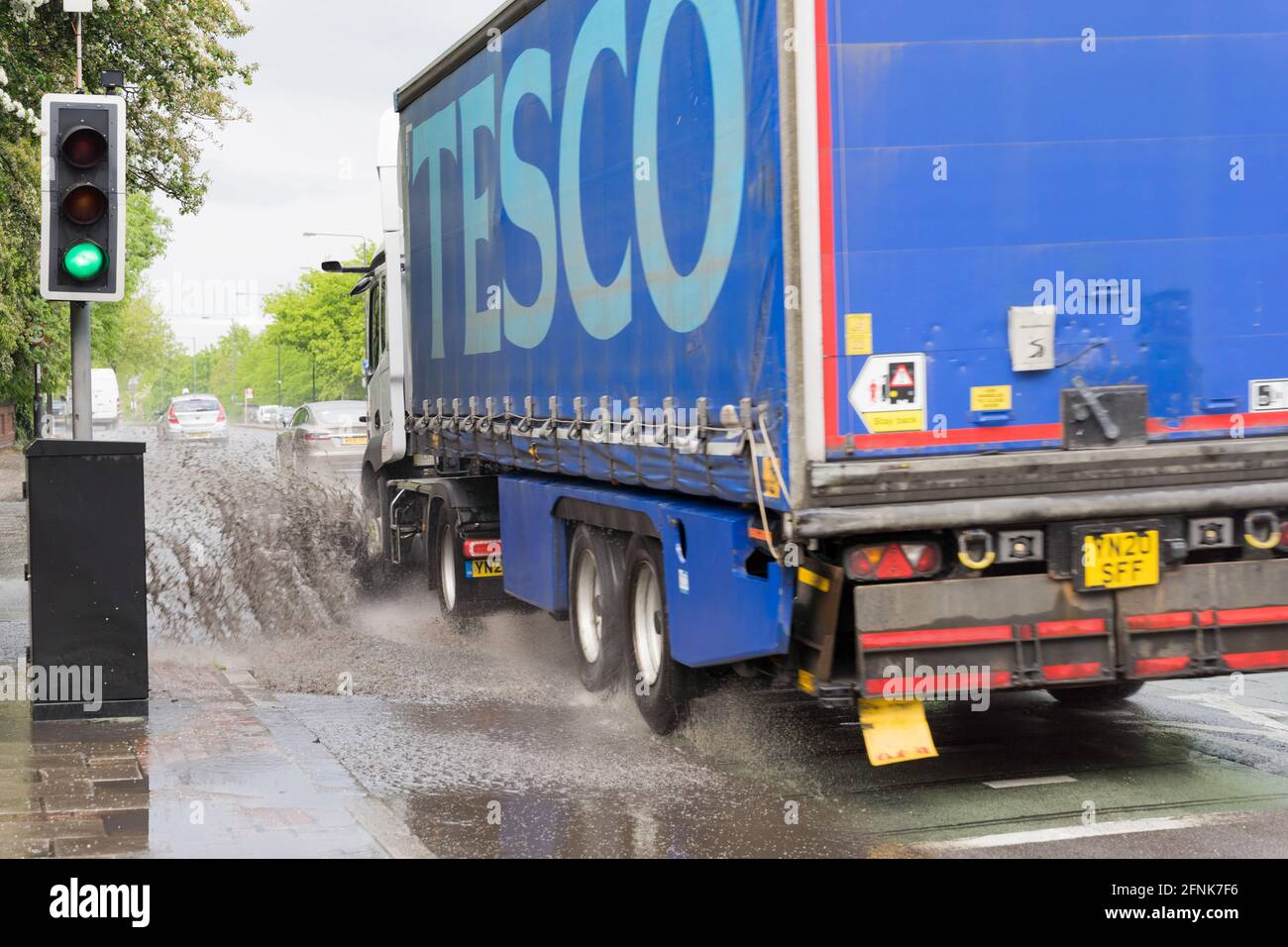 TESCO lorry makes Splash from flash flood on south circular road ...