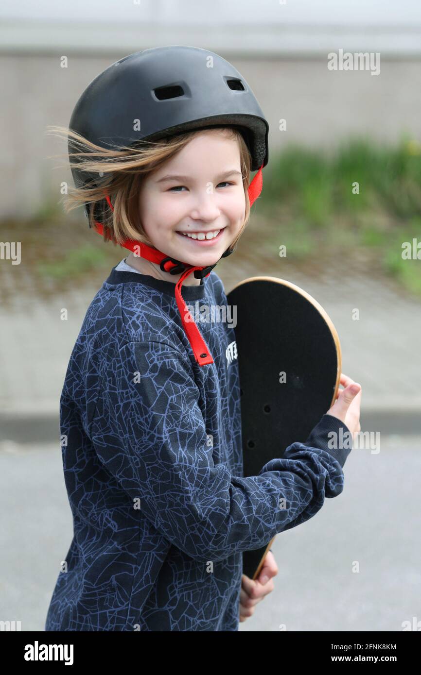 Skateboard girl child helmet hires stock photography and images Alamy