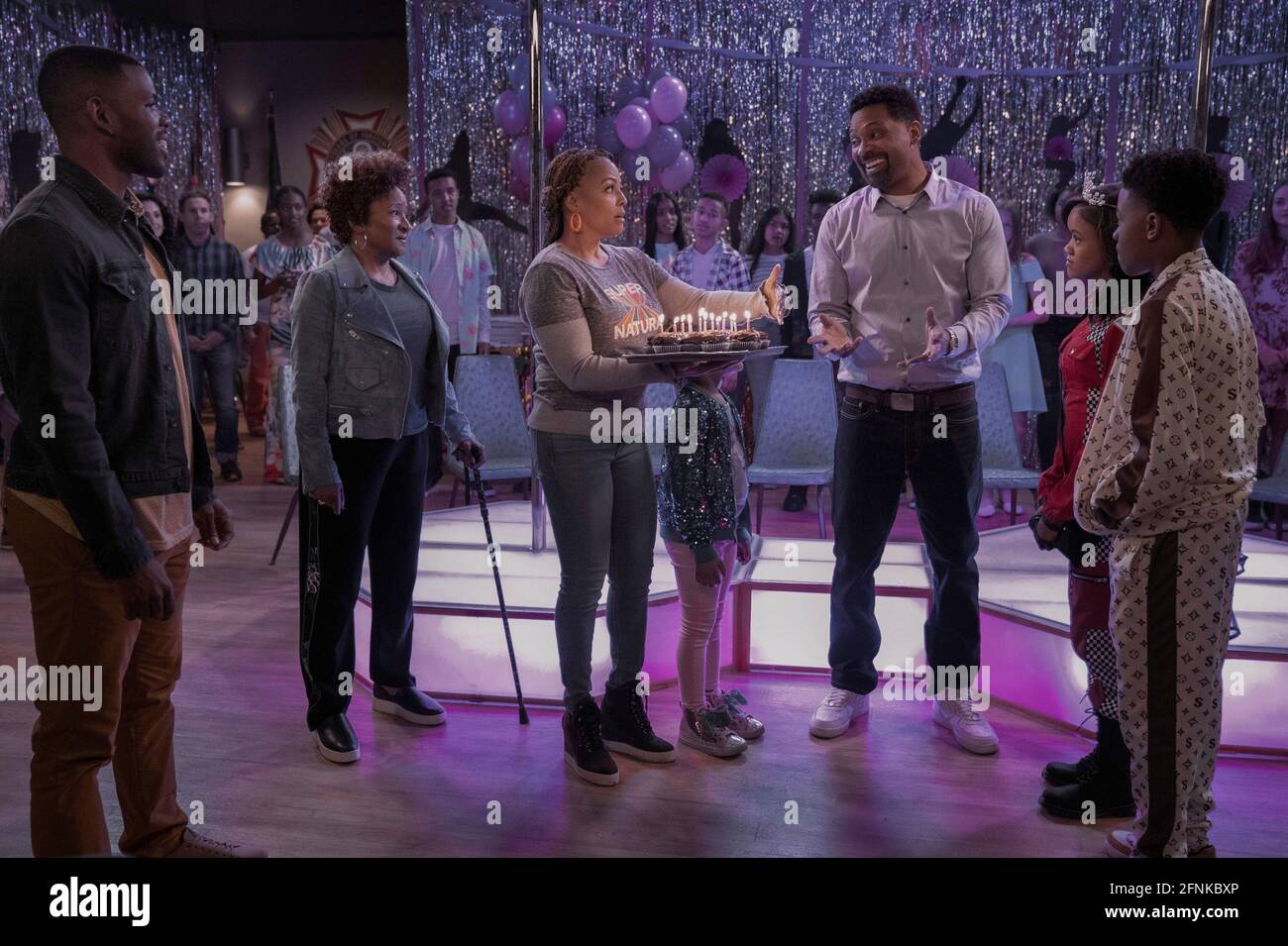 THE UPSHAWS, from left: Jermelle Simon, Wanda Sykes, Kim Fields ...