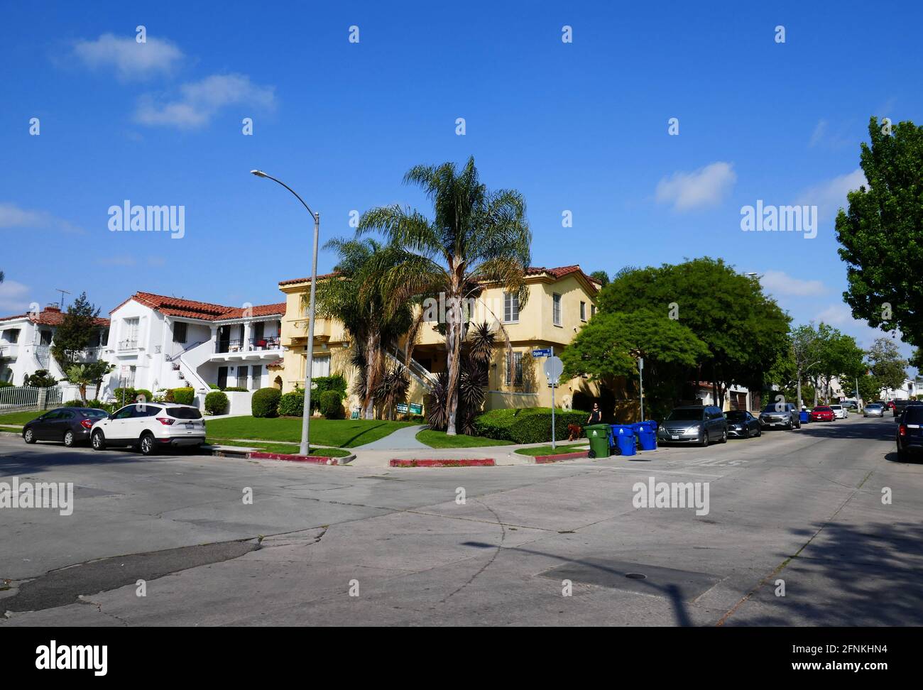 https://c8.alamy.com/comp/2FNKHN4/los-angeles-california-usa-17th-may-2021-a-general-view-of-atmosphere-of-actor-brad-renfros-final-homeapartment-and-death-location-where-he-died-at-1092-south-ogden-drive-in-los-angeles-california-usa-photo-by-barry-kingalamy-stock-photo-2FNKHN4.jpg
