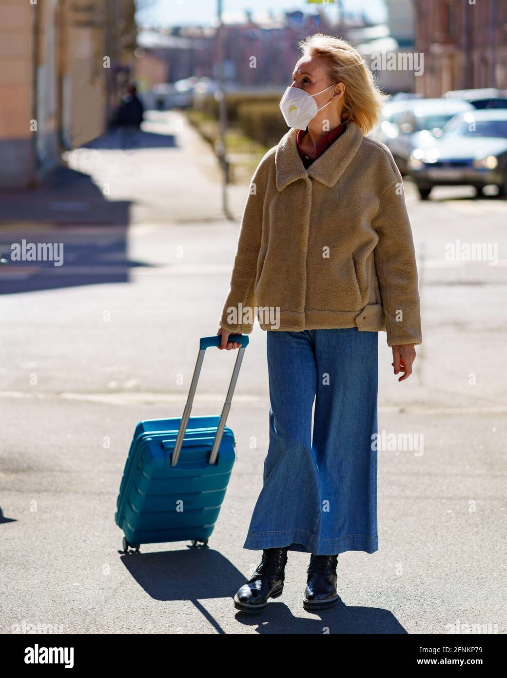 Elderly woman with respirator hi-res stock photography and images - Alamy