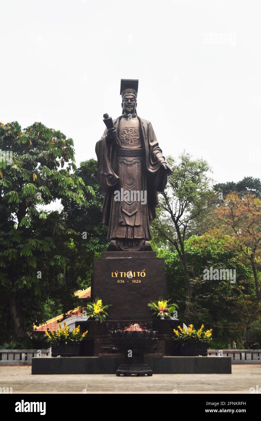 Large bronze Emperor Ly Thai To of the Ly dynasty of Vietnam in Indira Gandhi Park for vietnamese foreign travelers travel visit on Lang Ha street at Stock Photo