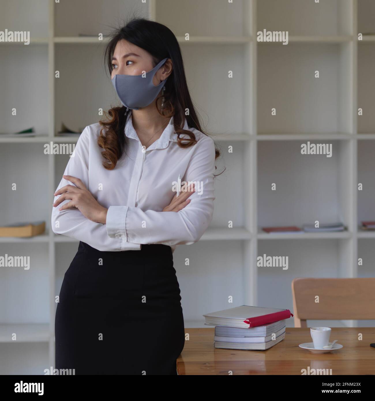 Female office worker wearing mask hi-res stock photography and images ...