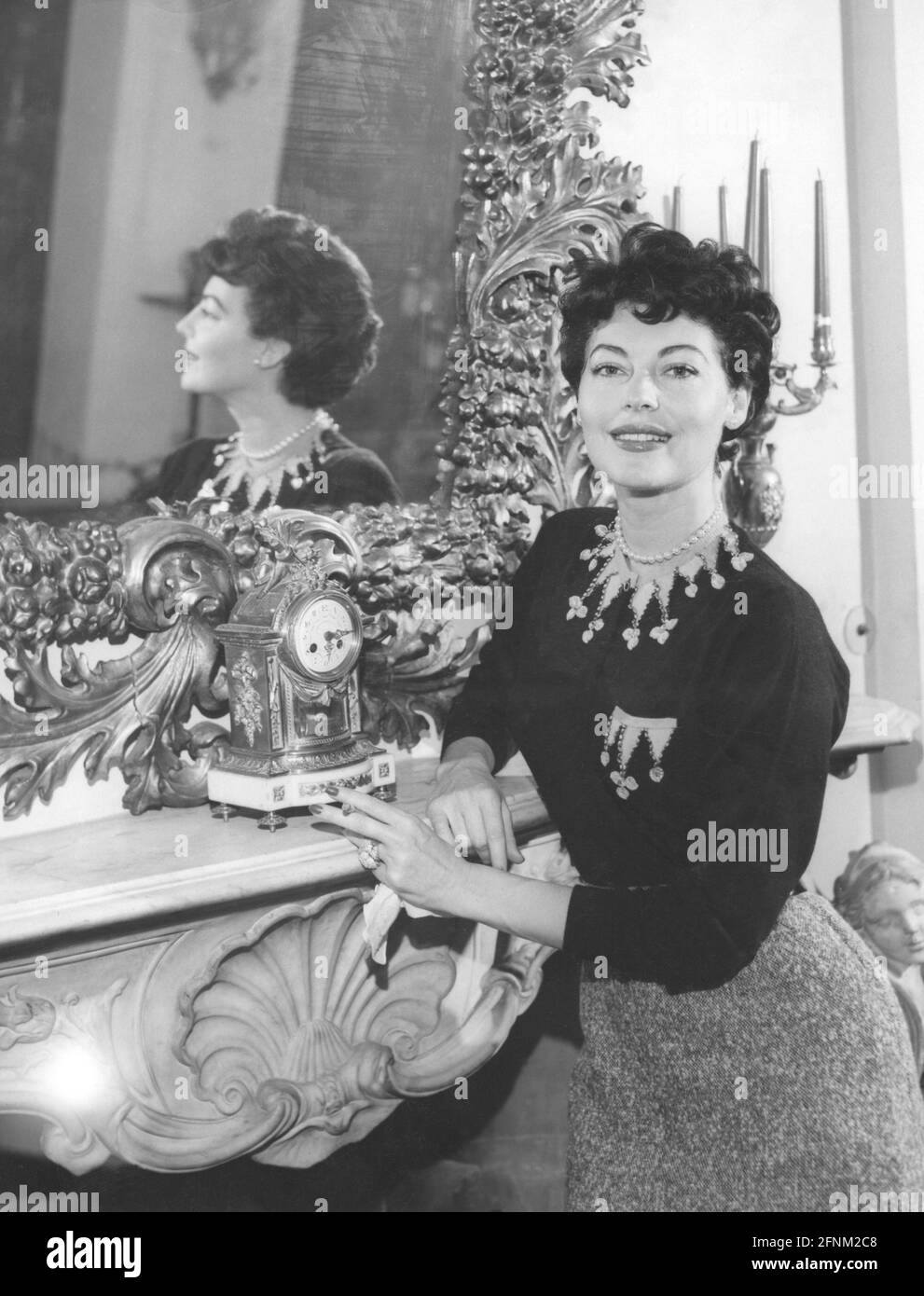 Gardner, Ava, 24.12.1922 - 25.1.1990, American actress, half length, in her apartment, Rome, ADDITIONAL-RIGHTS-CLEARANCE-INFO-NOT-AVAILABLE Stock Photo