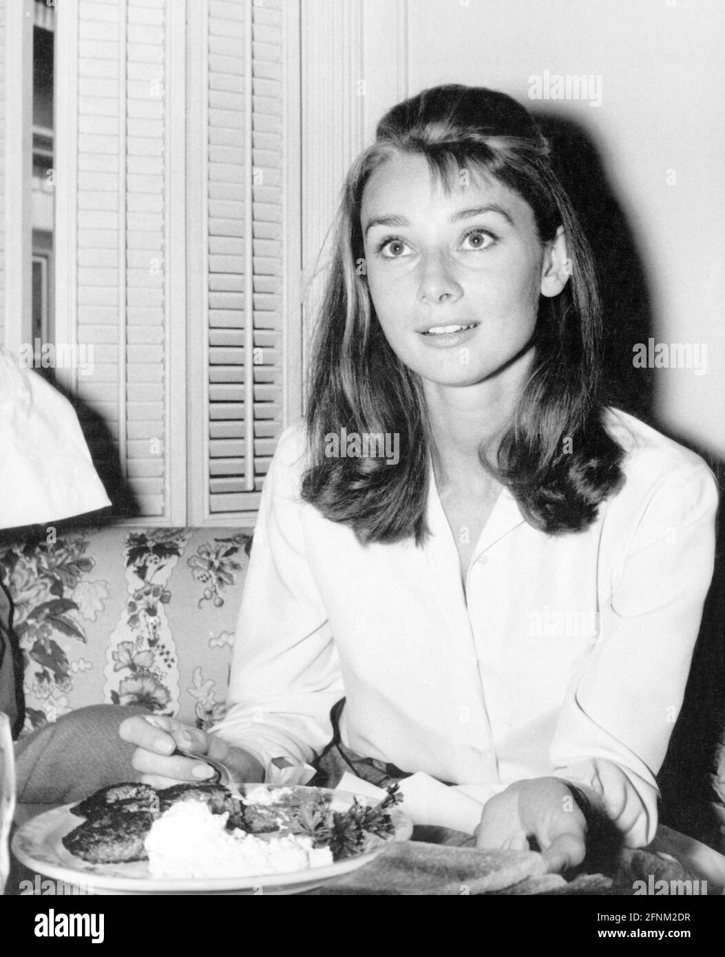 Hepburn, Audrey, 4.5.1929 - 20.1.1993, British actress, half length, eating, 1950s, ADDITIONAL-RIGHTS-CLEARANCE-INFO-NOT-AVAILABLE Stock Photo