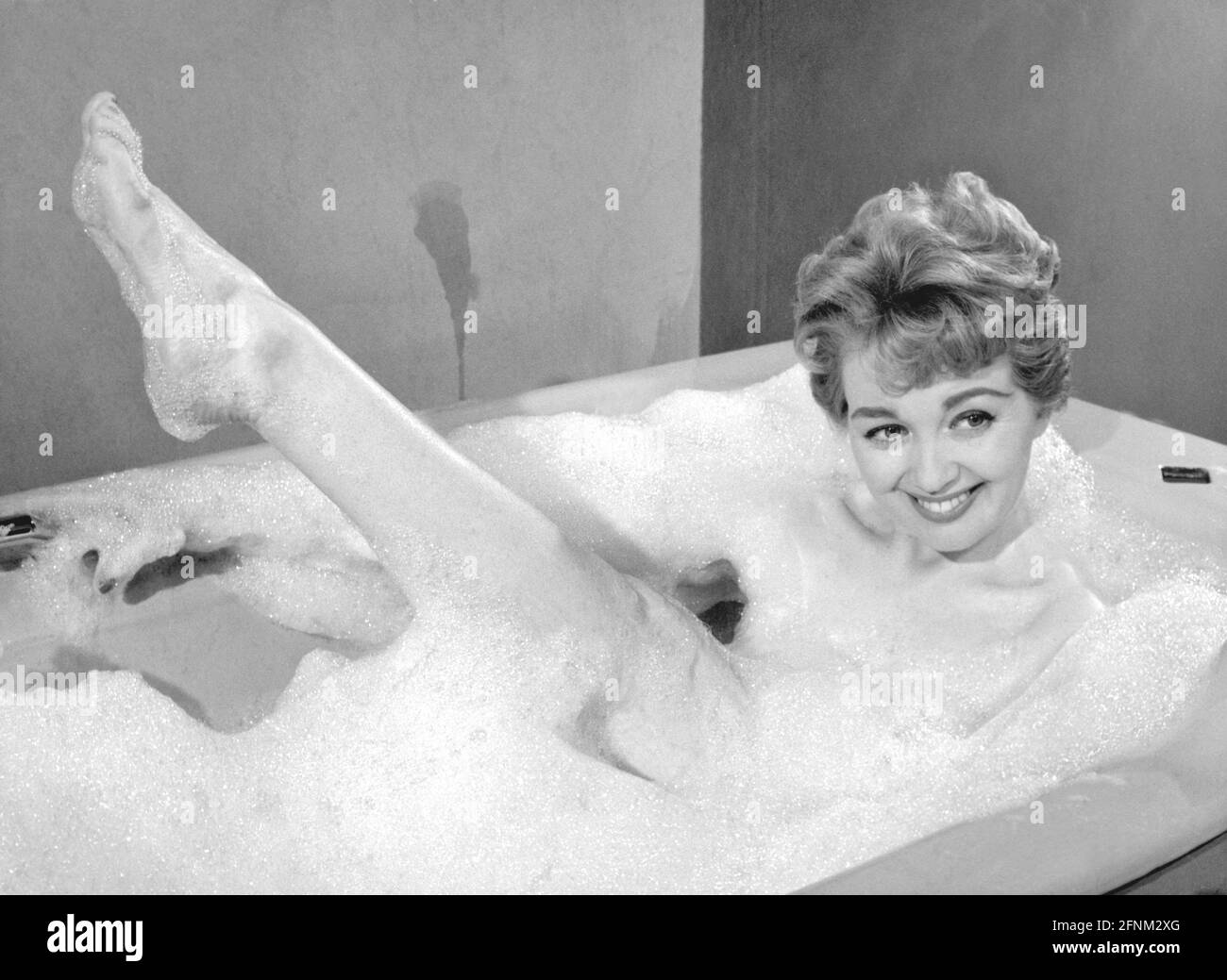 Ryan, Marion, 4.2.1931 - 15.1.1999, British singer (pop), half length, in bathtub, ADDITIONAL-RIGHTS-CLEARANCE-INFO-NOT-AVAILABLE Stock Photo
