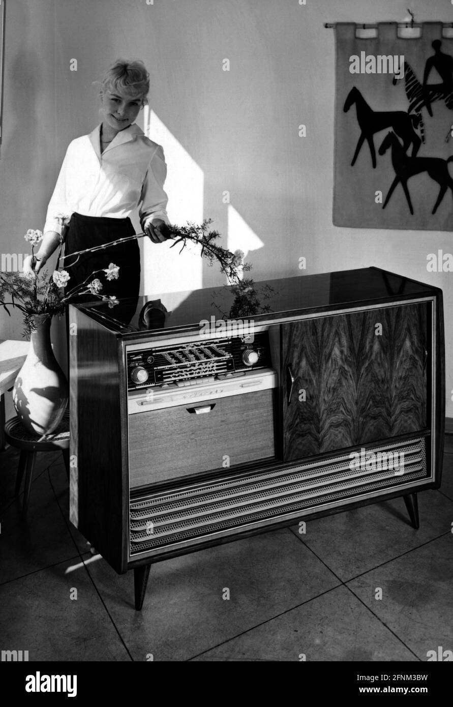 Radio broadcast 1950s hires stock photography and images Alamy