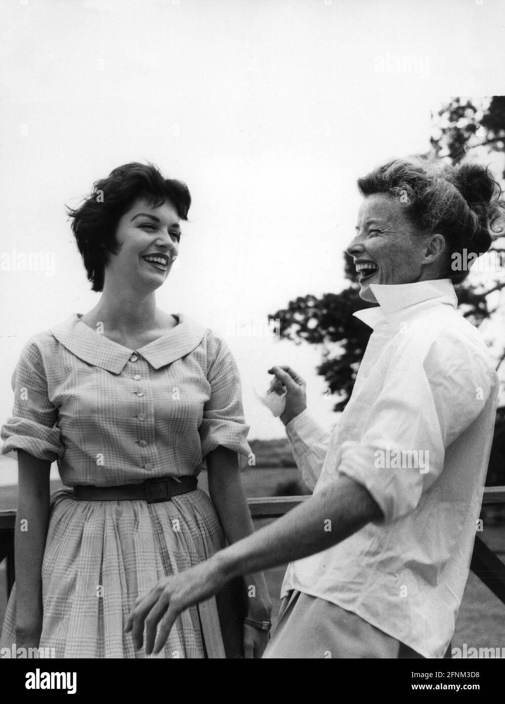 Hepburn, Katharine, 12.5.1907 - 29.06.2003, American actress, with Barbara Hall, (* 1946), ADDITIONAL-RIGHTS-CLEARANCE-INFO-NOT-AVAILABLE Stock Photo