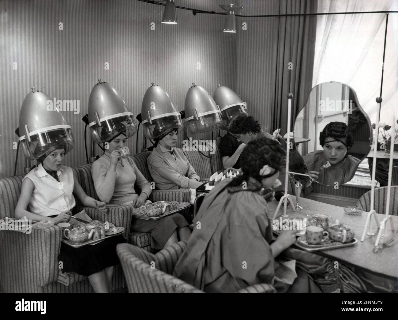 Hairdressers 1950s hi-res stock photography and images - Alamy