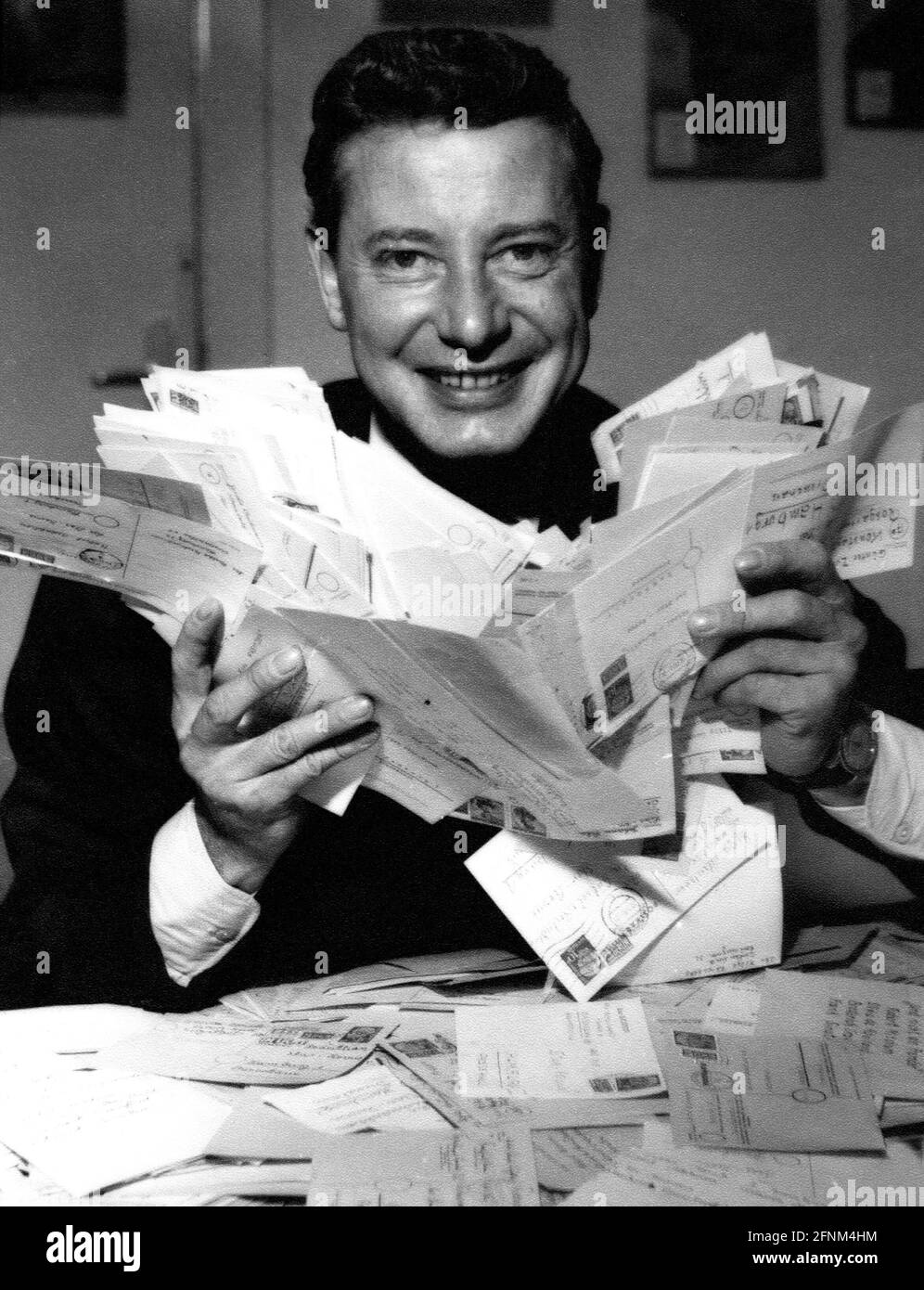 Borsche, Dieter, 25.10.1909 - 8.5.1982, German actor, half length, with a lot of autograph cards, ADDITIONAL-RIGHTS-CLEARANCE-INFO-NOT-AVAILABLE Stock Photo