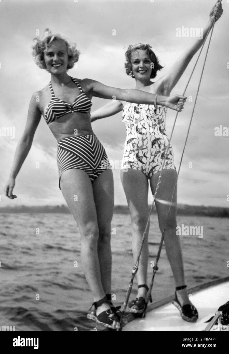 fashion, models, woman wearing bikini, woman wearing bathing suit, full length, yacht, 1950s, 50s, ADDITIONAL-RIGHTS-CLEARANCE-INFO-NOT-AVAILABLE Stock Photo