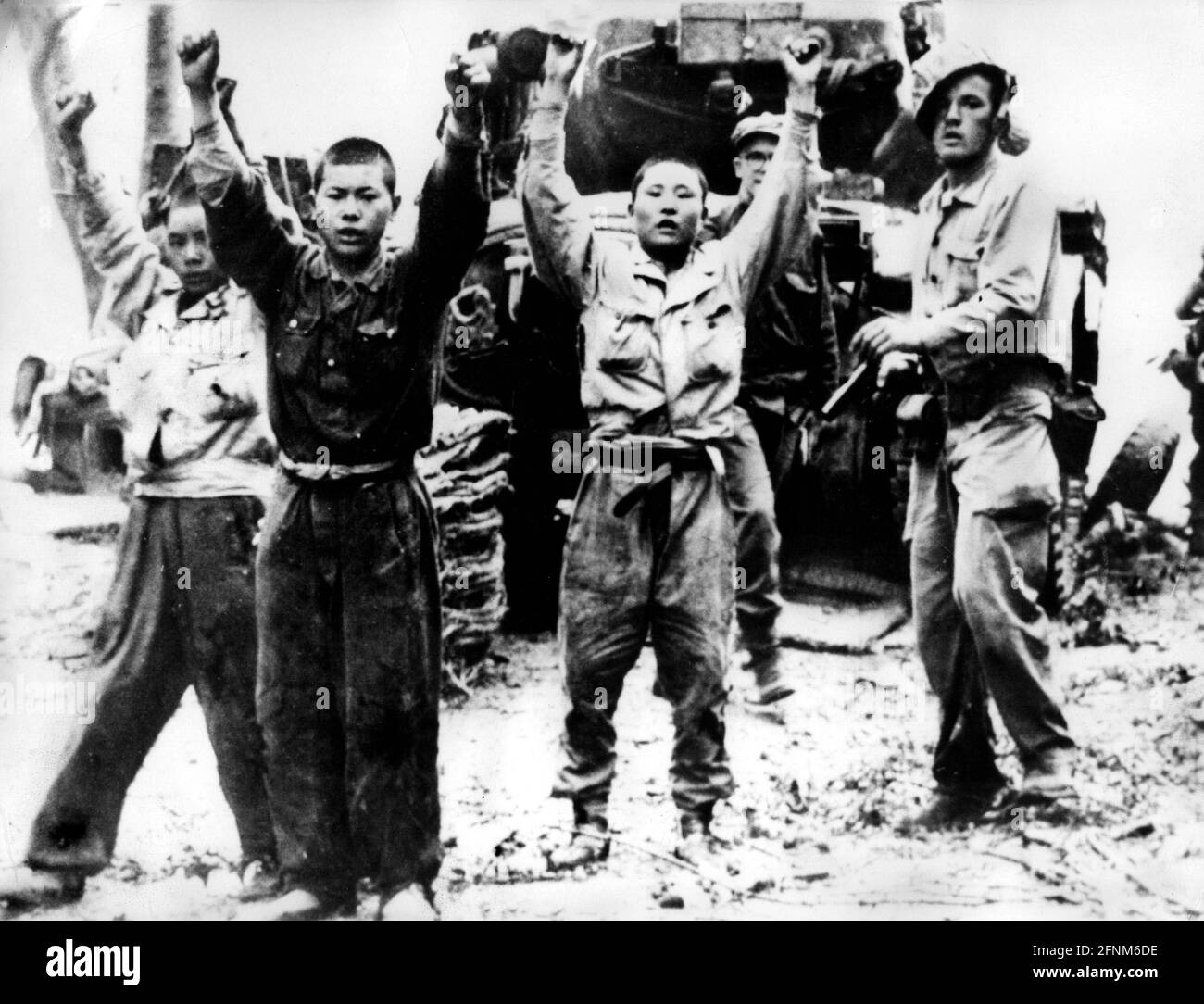 events, Korean War 1950 - 1953, US soldier with captured North Korean soldiers, 1950, POWs, POW, ADDITIONAL-RIGHTS-CLEARANCE-INFO-NOT-AVAILABLE Stock Photo