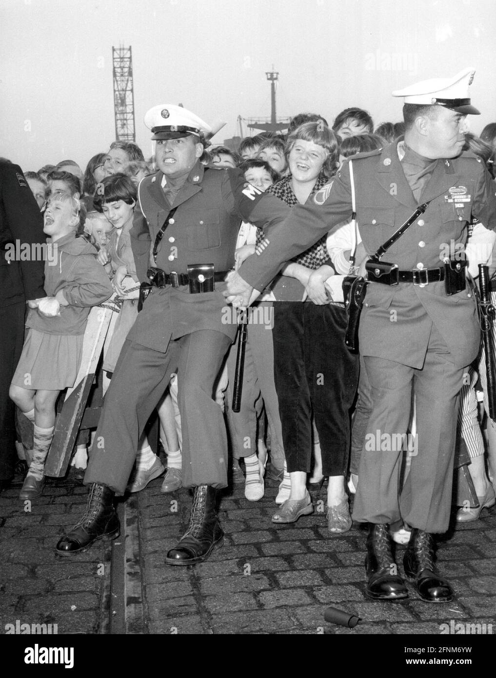 Presley, Elvis, 8.1.1935 - 16.8.1977, American singer and actor, fans during his arrival in Germany, ADDITIONAL-RIGHTS-CLEARANCE-INFO-NOT-AVAILABLE Stock Photo