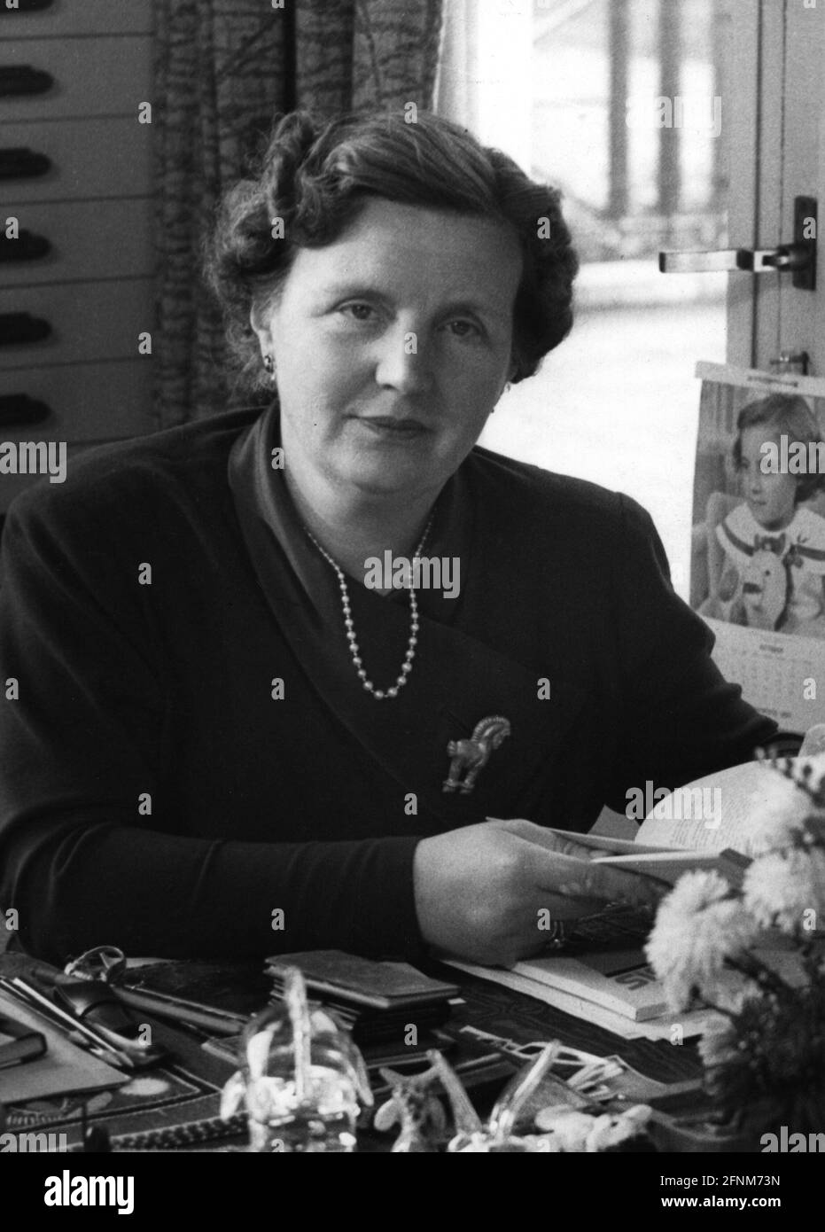 Juliana, 30.4.1909 - 20.3.2004, Queen of Netherlands (1948 - 1980), half length, sitting at table, ADDITIONAL-RIGHTS-CLEARANCE-INFO-NOT-AVAILABLE Stock Photo