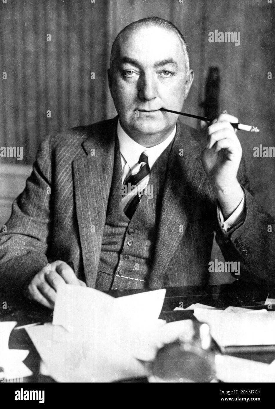 Wallace, Edgar, 1.4.1875 - 10.2.1932, English author / writer, half length, at his desk, ADDITIONAL-RIGHTS-CLEARANCE-INFO-NOT-AVAILABLE Stock Photo