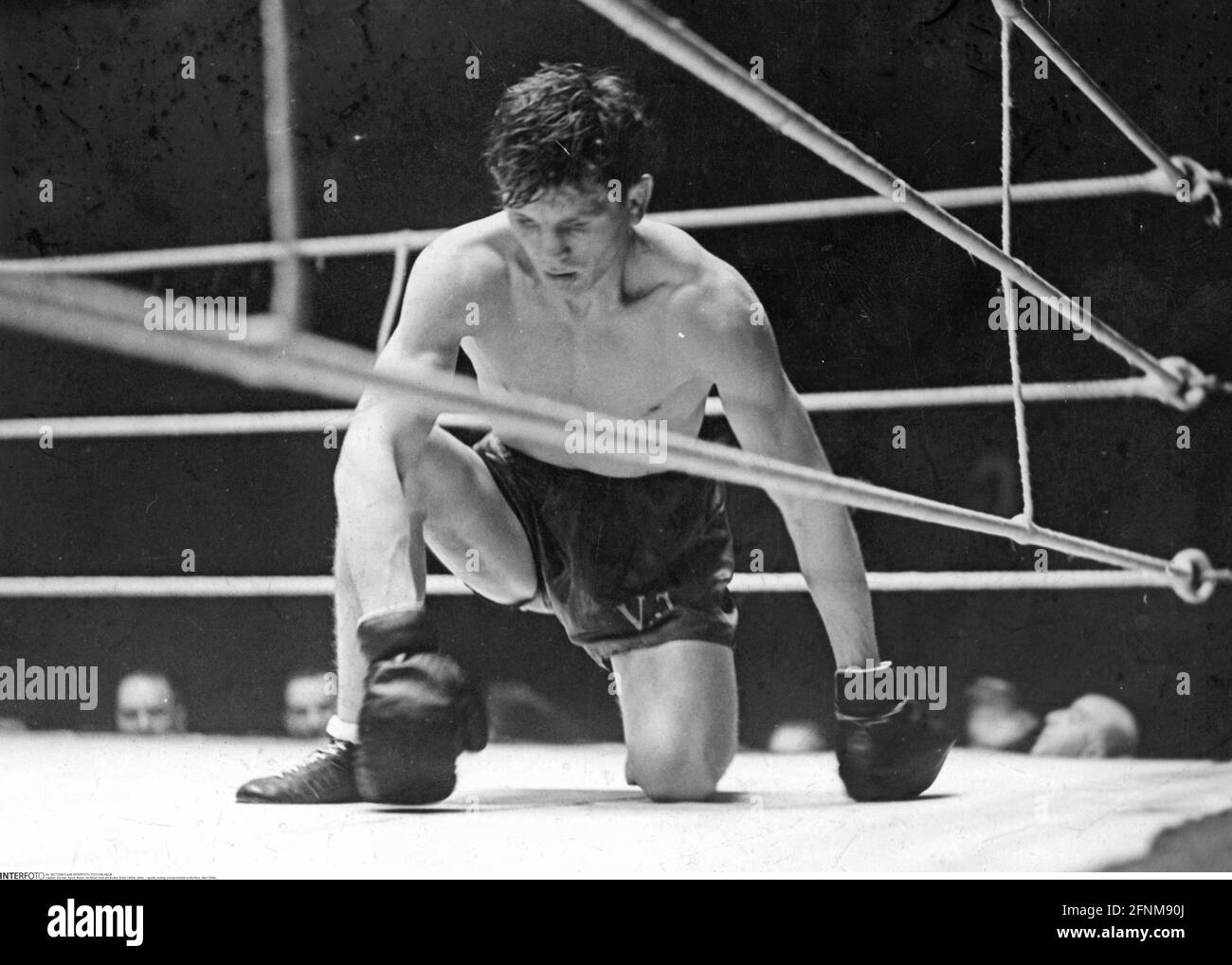 sports, boxing, a boxer kneels on the floor, later 1940s, ADDITIONAL-RIGHTS-CLEARANCE-INFO-NOT-AVAILABLE Stock Photo
