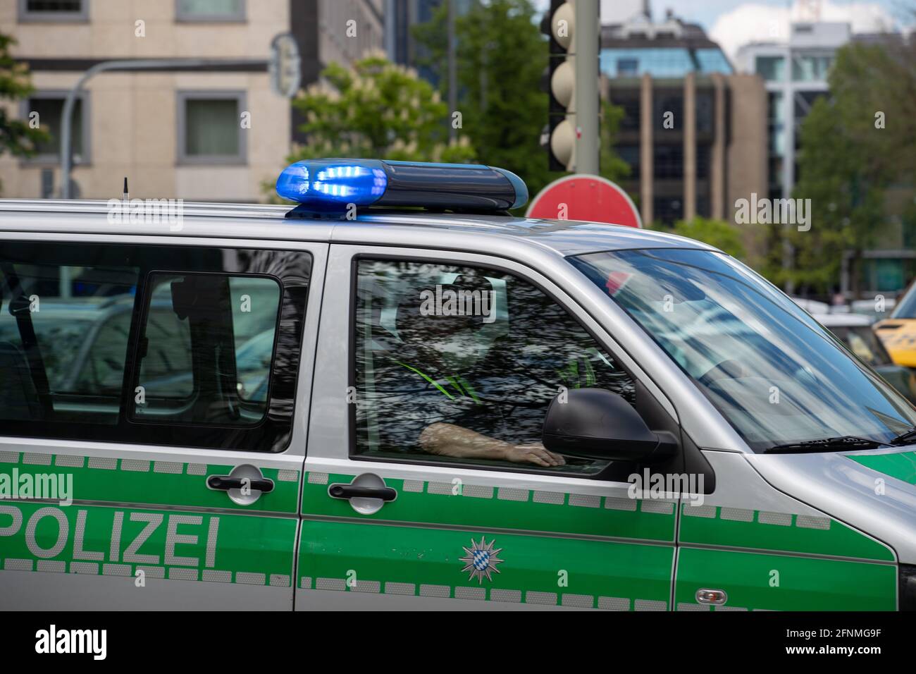 Polizeiwagen mit Blaulicht im Einsatz. -- Police car with bluelight in operation. (Photo by Alexander Pohl/Sipa USA) Credit: Sipa USA/Alamy Live News Stock Photo