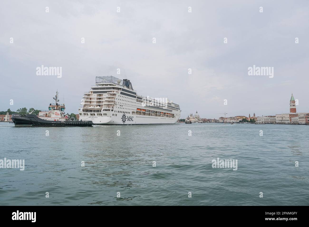 Tourism venice ship cruiser hi-res stock photography and images - Alamy