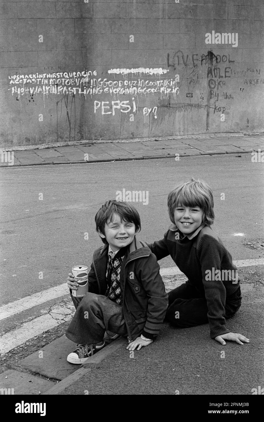 Kids sitting on the pavement drinking Pepsi, Baneswell, Newport, 1978 Stock Photo