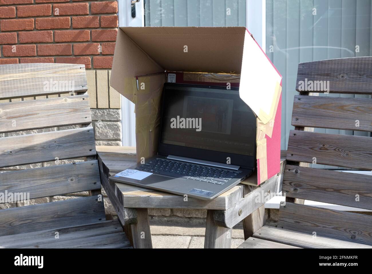 Laptop screen sun glare hires stock photography and images Alamy