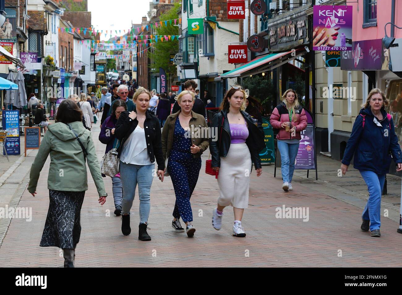 Canterbury, Kent, UK. 18 May, 2021. The Kent town of Canterbury has the highest cases of the Indian variant of COVID-19 in the South East, ranking 32nd in England. Busy Canterbury high street. Photo Credit: Paul Lawrenson /Alamy Live News Stock Photo