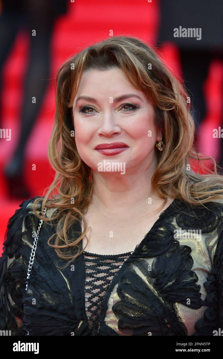 Eva va Lisa Ogay ota qizini sikayotgan porno video