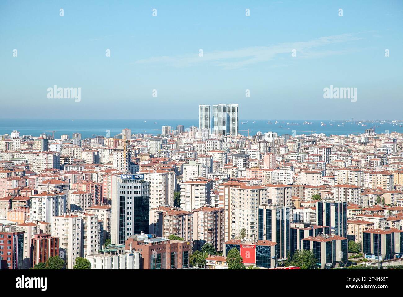 Aussicht auf der Stadt Istanbul, im Hintergrund ist das Marmarameer zu sehen. Stock Photo