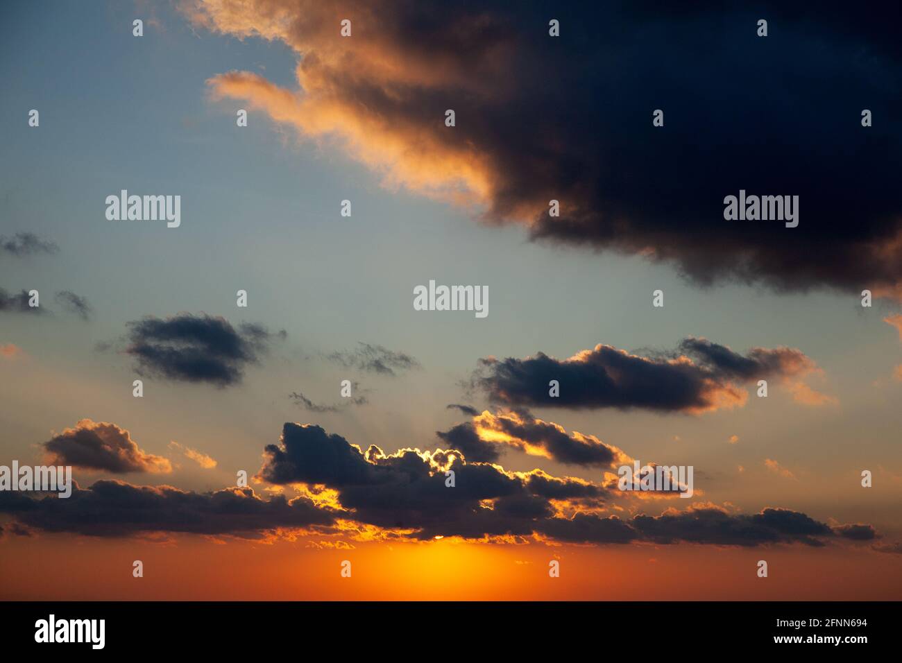 Bewölkter Himmel bei Sonnenuntergang Stock Photo