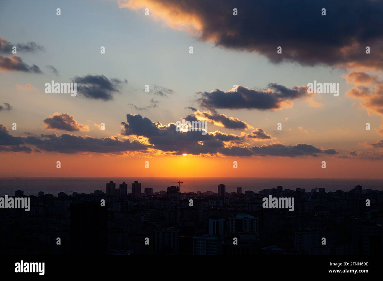 Aussicht auf der Stadt Istanbul, im Hintergrund ist das Marmarameer zu sehen. Stock Photo