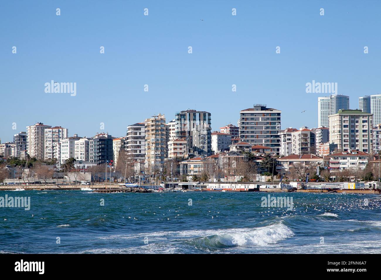 Aussicht von der Bostan caddesi auf dem Marmarameer Stock Photo