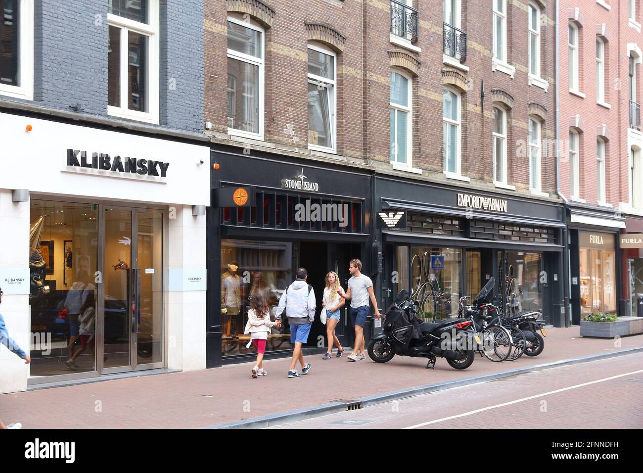 AMSTERDAM, NETHERLANDS - JULY 10, 2017: People visit P.C. Hooftstraat in  Amsterdam. Pieter Cornelis Hooftstraat is the ultimate upscale shopping  stree Stock Photo - Alamy