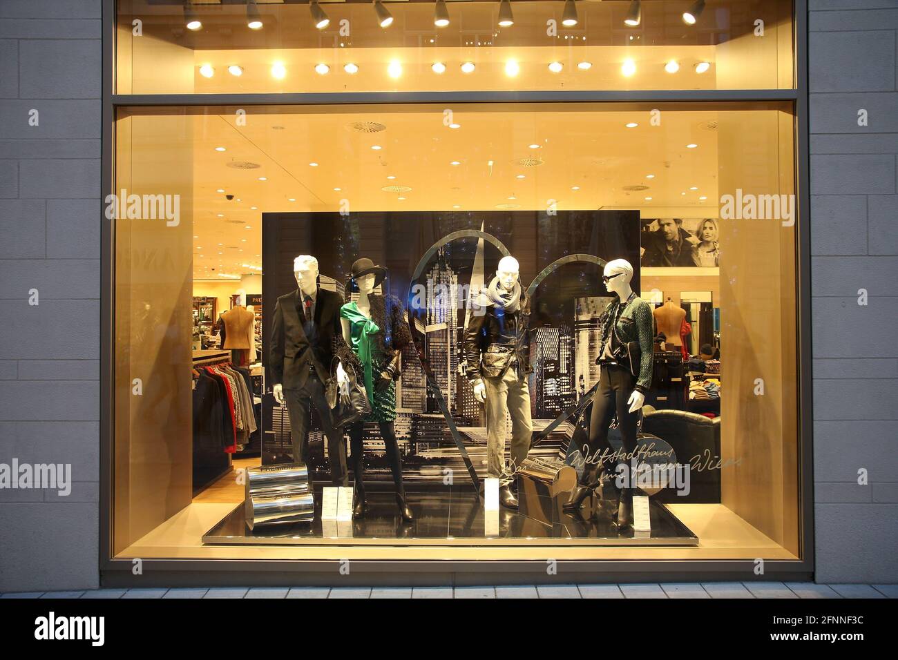 VIENNA, AUSTRIA - SEPTEMBER 4, 2011: Shop window of Peek & Cloppenburg  fashion store on in Vienna. The company founded in 1900 runs apparel  department Stock Photo - Alamy