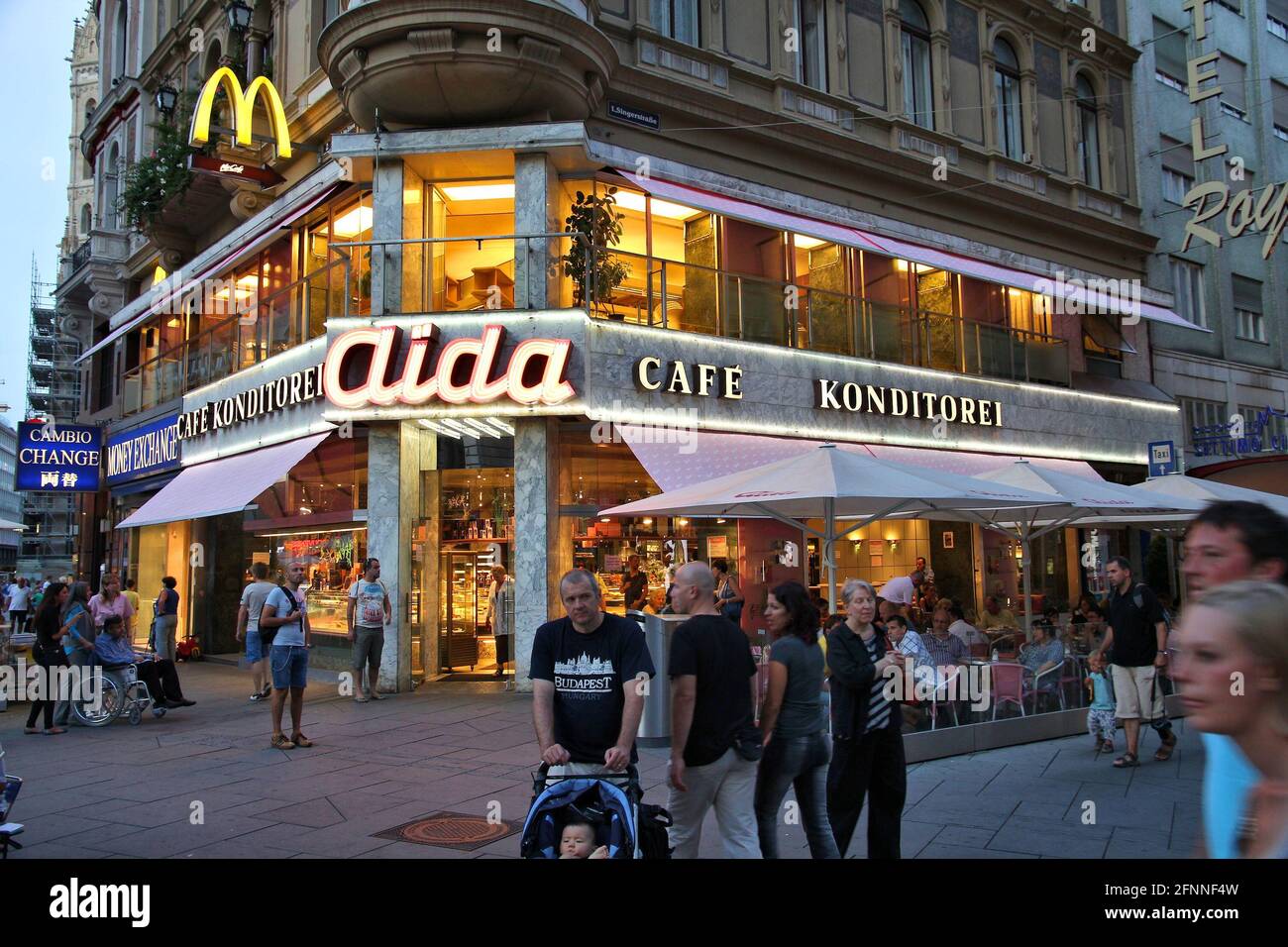 VIENNA, AUSTRIA - SEPTEMBER 4, 2011: People visit Aida cafe in Vienna.  Vienna is the 17th most visited city worldwide (6 million international  visitor Stock Photo - Alamy