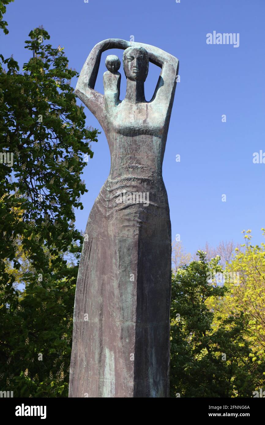 RACIBORZ, POLAND - MAY 11, 2021: Monument To Polish Mother (Polish: Pomnik  Matki Polki) in Raciborz city, Poland. The bronze monument designed by Jan  Stock Photo - Alamy