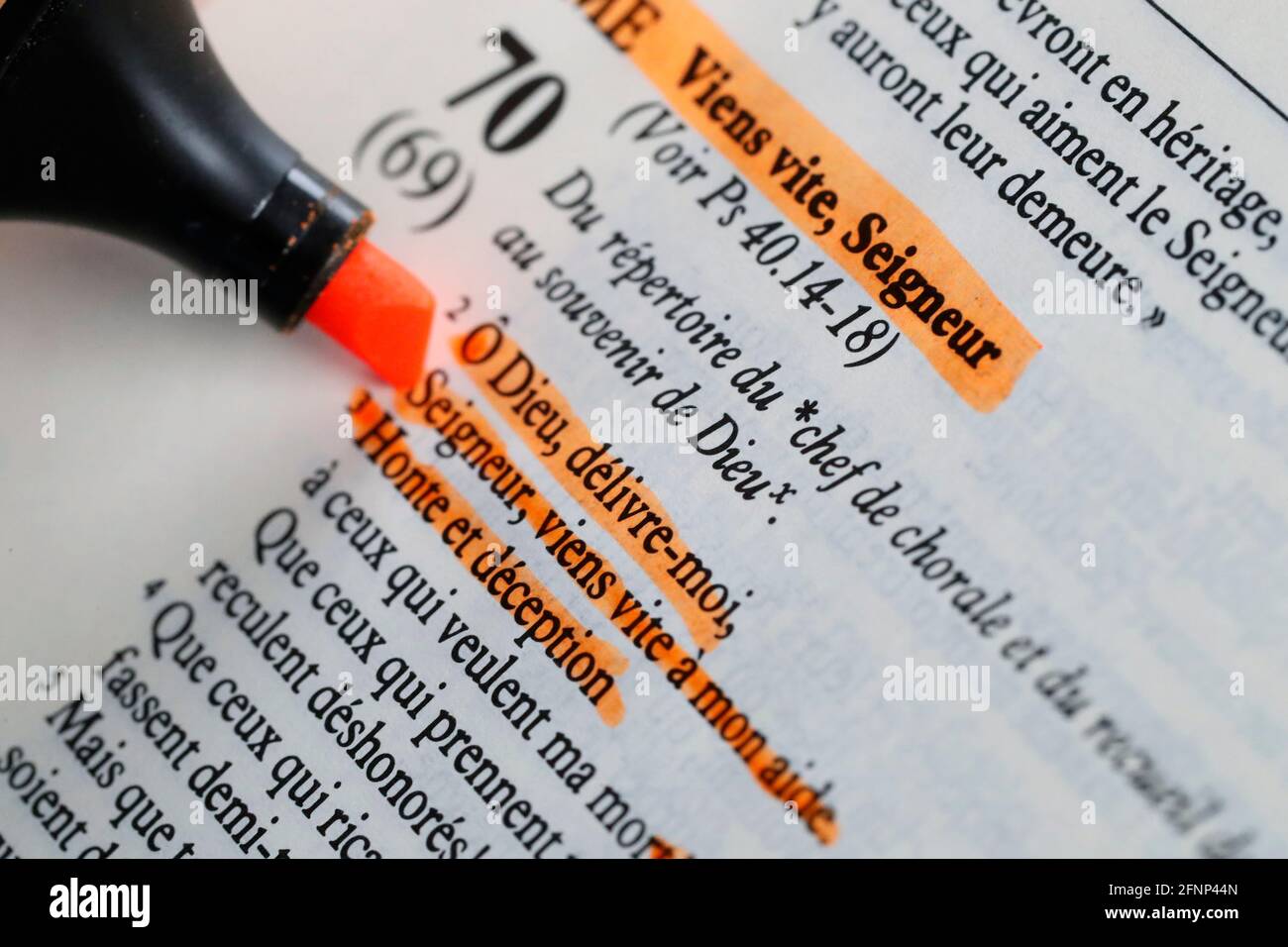 Lire La Bible High Resolution Stock Photography And Images Alamy