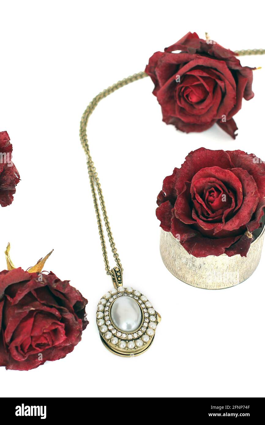 Chains And Roses Jewelry and flowers. Necklace and red roses Stock Photo - Alamy