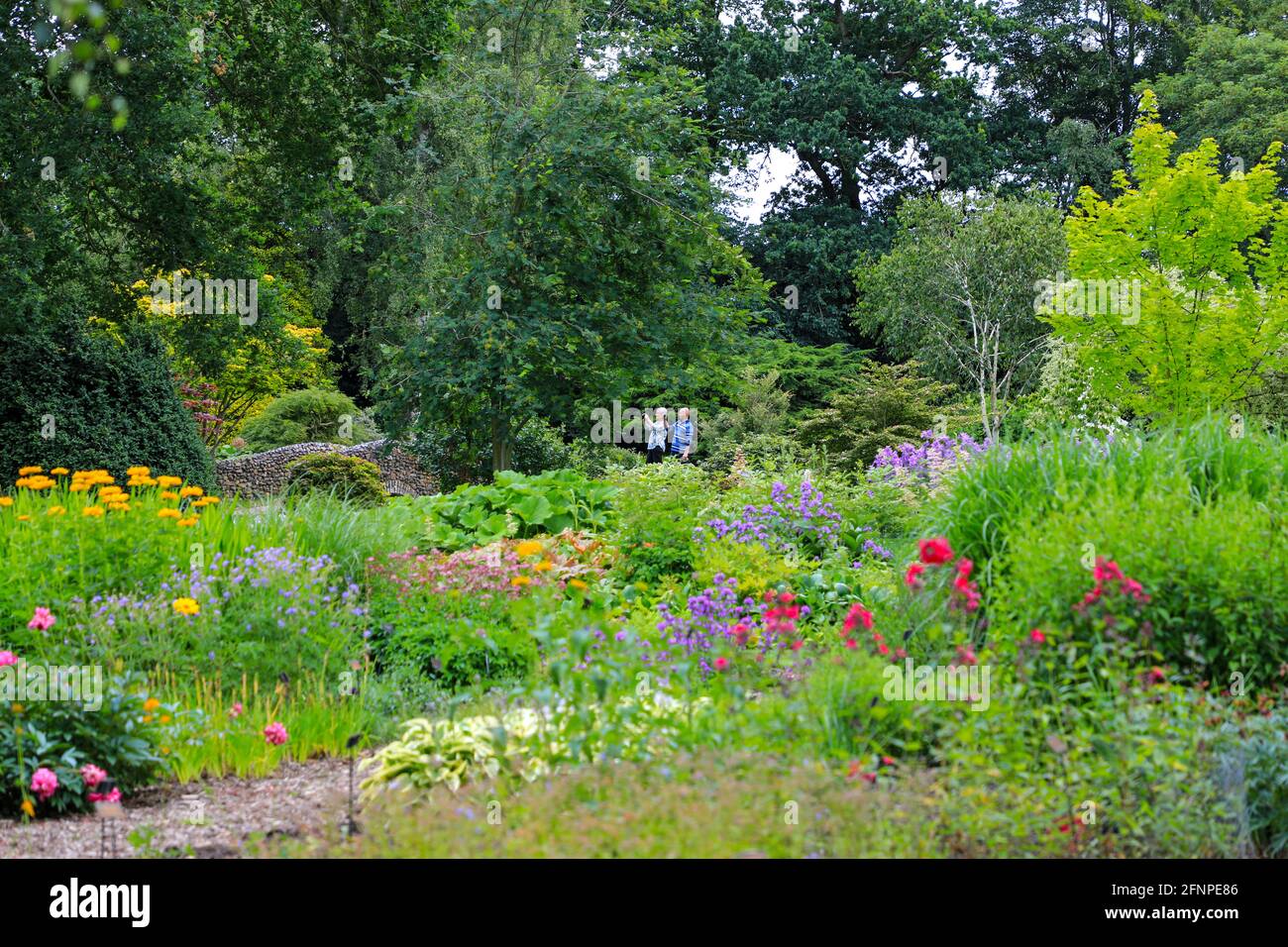 Woman taking photograph gardens hi res stock photography and images Alamy Woman taking photograph gardens hi res stock photography and images Alamy