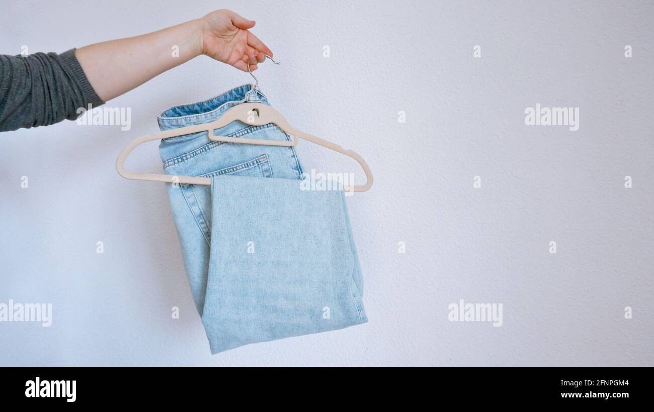 Hand holding hanger hires stock photography and images Alamy