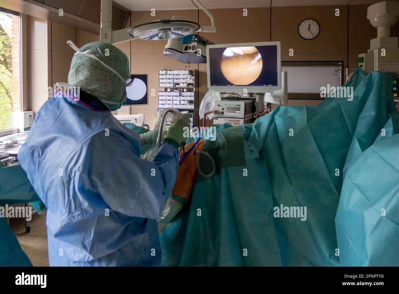 doctor performs a surgical knee endoscopy in an operating room Stock Photo Alamy