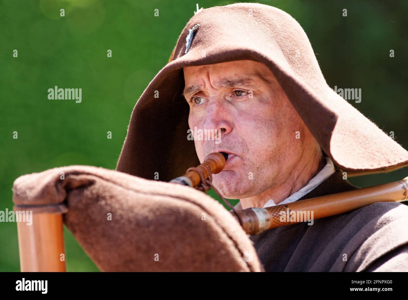 alt='Un joueur de cornemuse au chateau de Jehay' Stock Photo