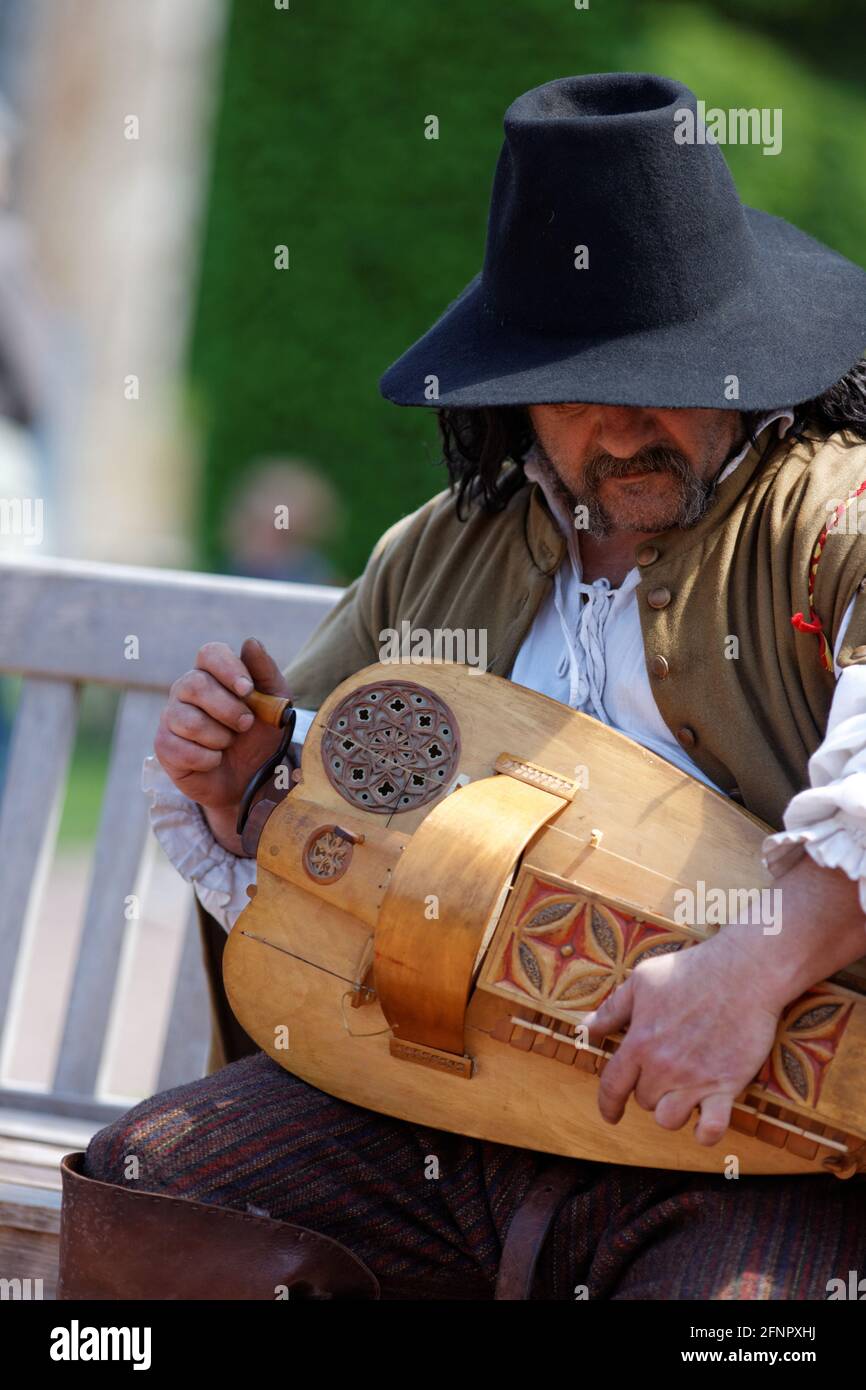 alt='Un joueur de  Vielle à roue au château de Jehay, Liège Belgique' Stock Photo