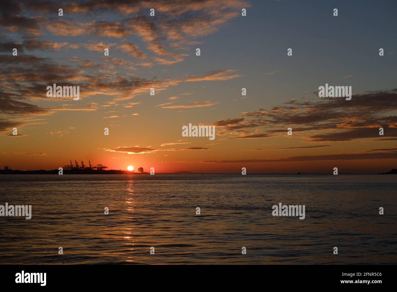 Golden sun over horizon time hi-res stock photography and images - Alamy