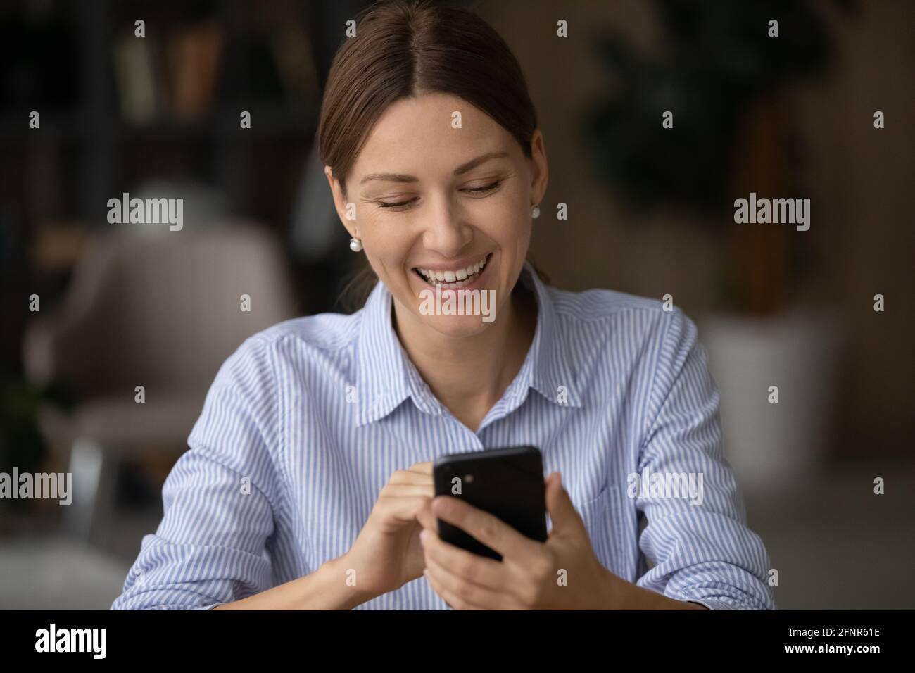 Surfing on phone hi-res stock photography and images - Alamy