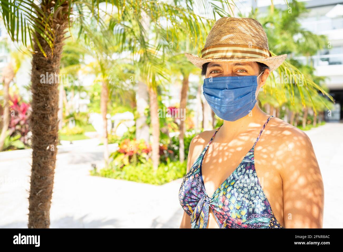Woman medical mask palm tree hi-res stock photography and images - Alamy