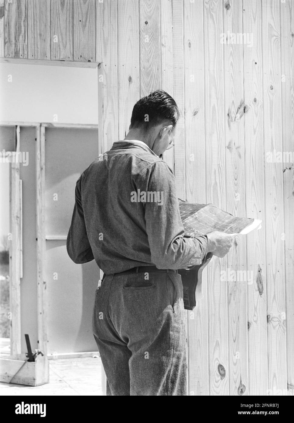 Foreman studying Blueprints for Prefabricated Houses at Farm Security Administration (FSA) project, Pacolet, South Carolina, USA, Jack Delano, U.S. Farm Security Administration, March 1941 Stock Photo
