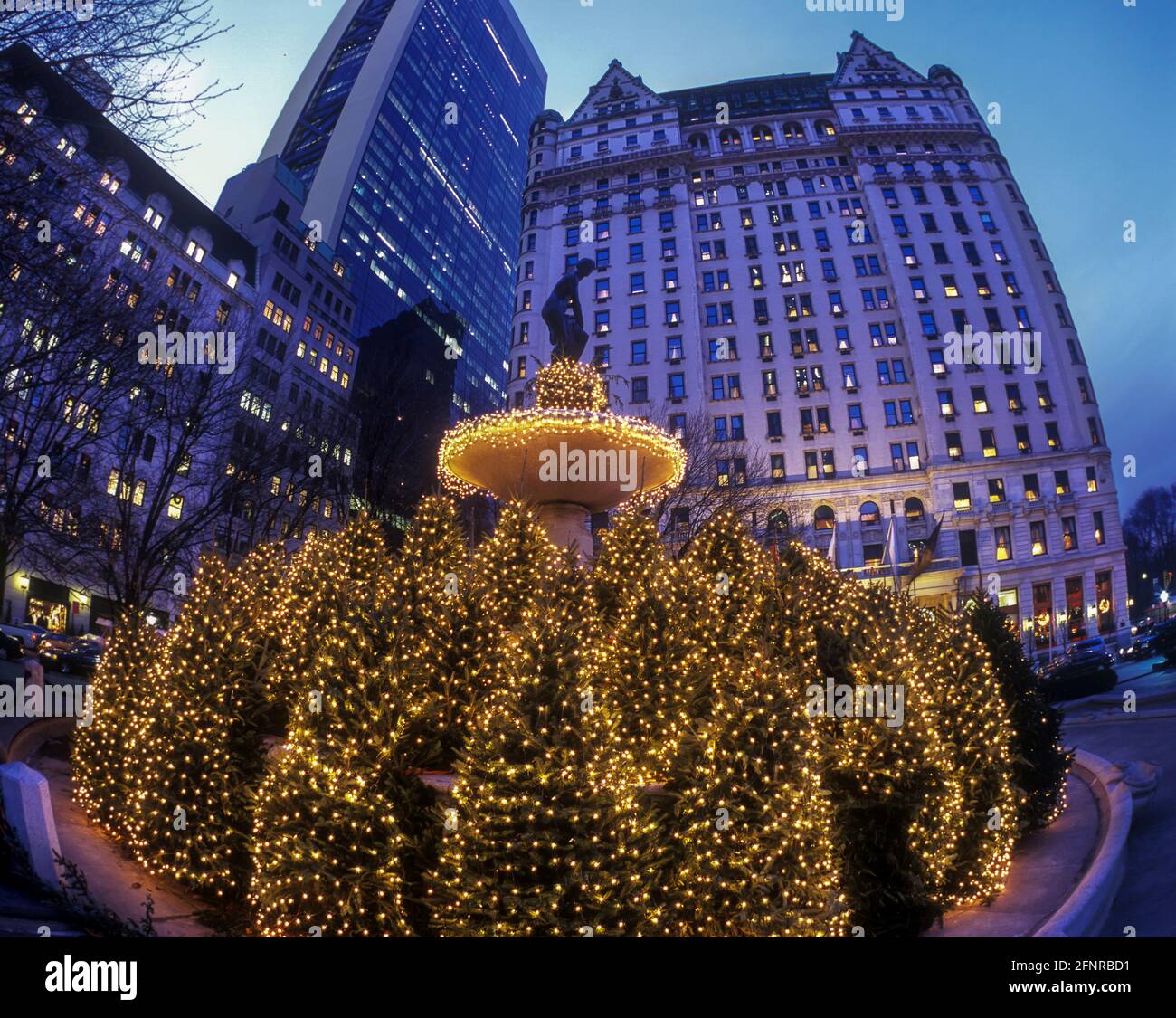 2004 HISTORICAL CHRISTMAS PULITZER FOUNTAIN (©K BITTER & THOMAS