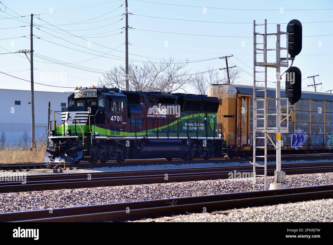Chicago Illinois Usa A Norfolk Southern Railway Locomotive Painted To Reflect Its Low Emission Characteristics Switching Auto Rack Cars Stock Photo Alamy