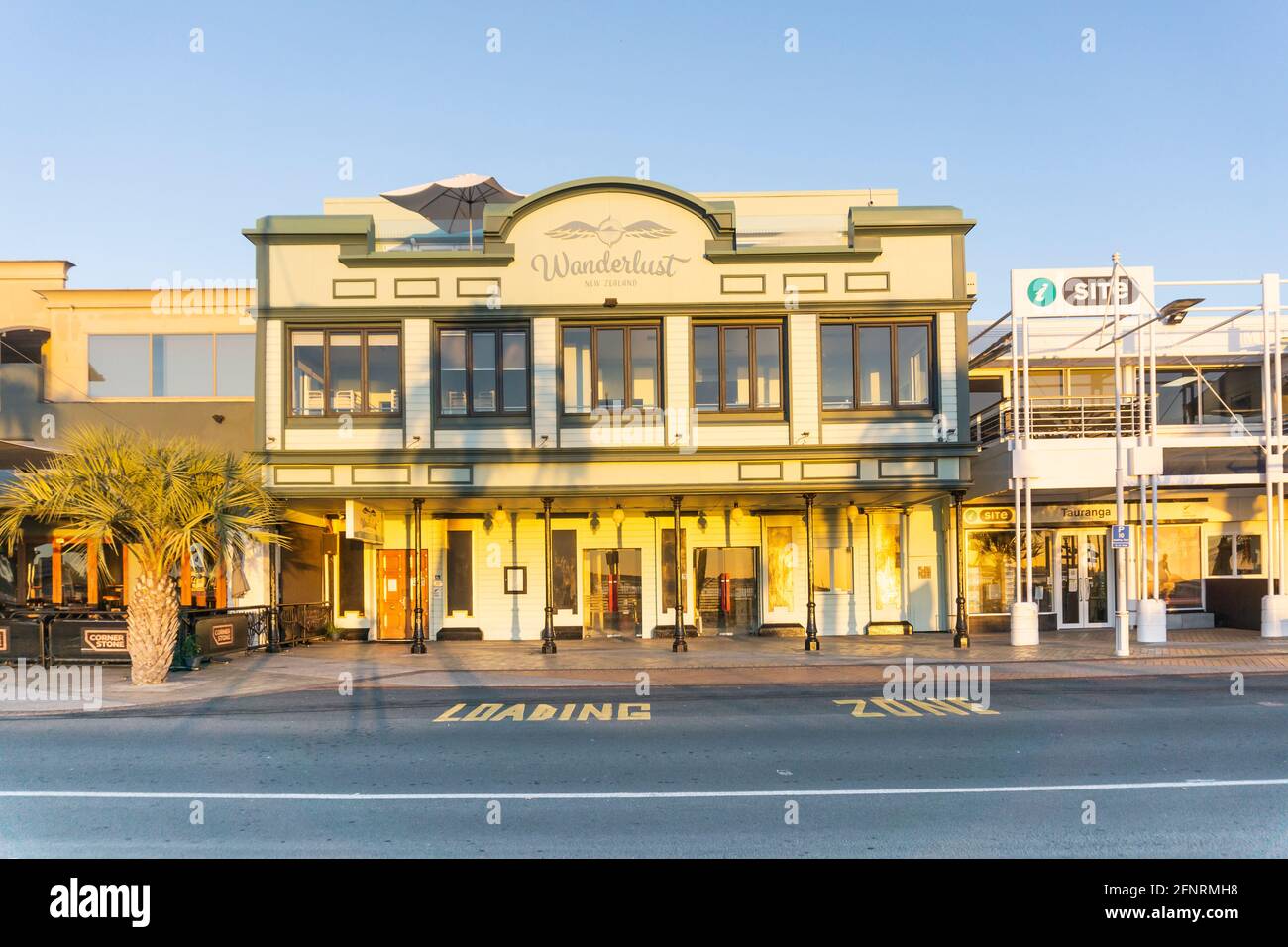 Tauranga New Zealand May 3 21 Historic Tauranga Hotel Now Wanderlust Backpackers Accommodation In The Strand With Loading Zone Sign On Road In F Stock Photo Alamy