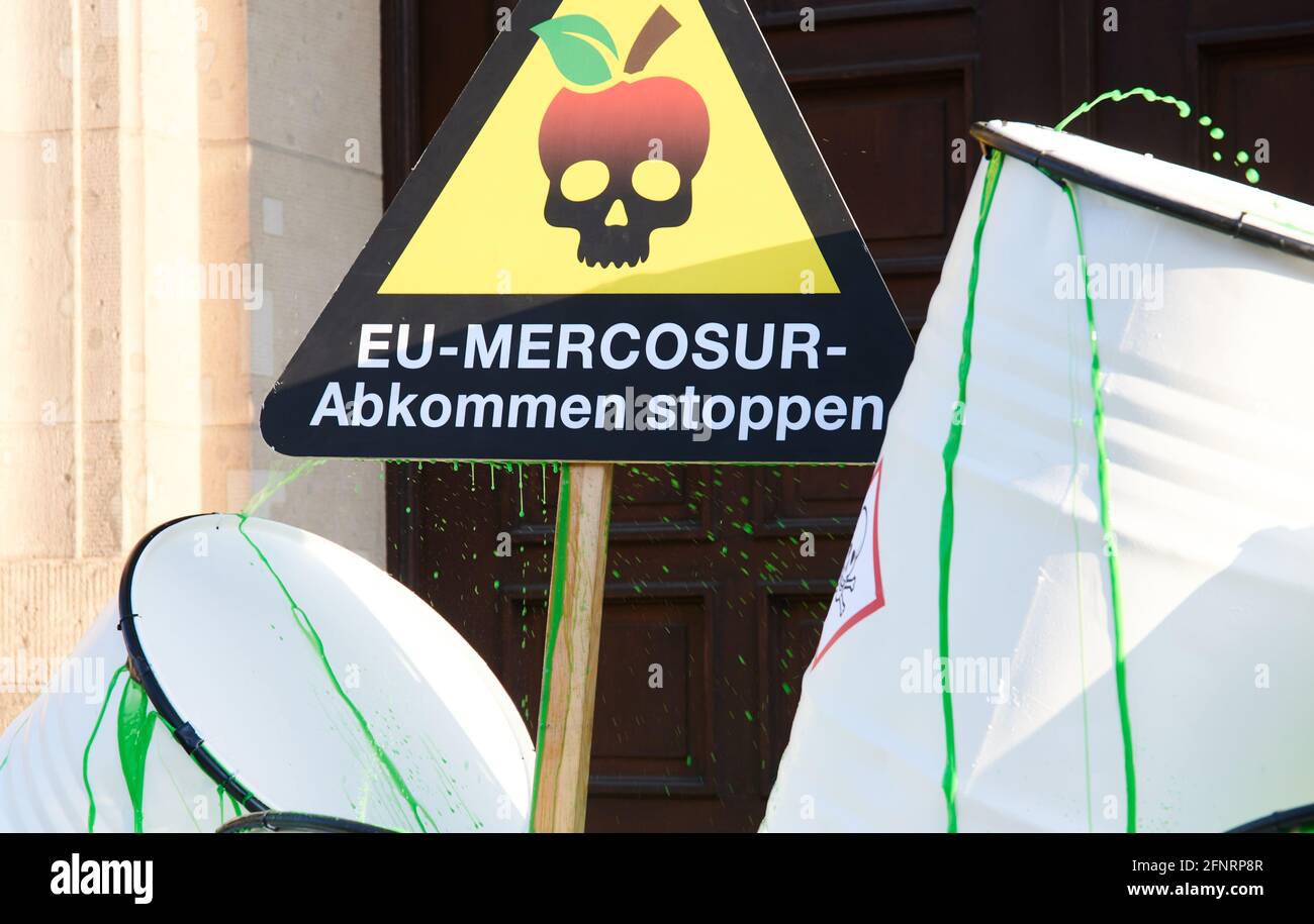 Berlin, Germany. 19th May, 2021. Barrels symbolically painted as poison barrels with green paint stand in front of the Ministry of Economy during a Greenpeace action for the stop of the EU-Mercosur trade agreement. The environmental organisation Greenpeace has published a new study on pesticides in fruit, one day before the EU Trade Ministers' Council. It tested 70 fruits, including mangoes, papayas, melons and figs, from Brazil. Credit: Annette Riedl/dpa/Alamy Live News Stock Photo