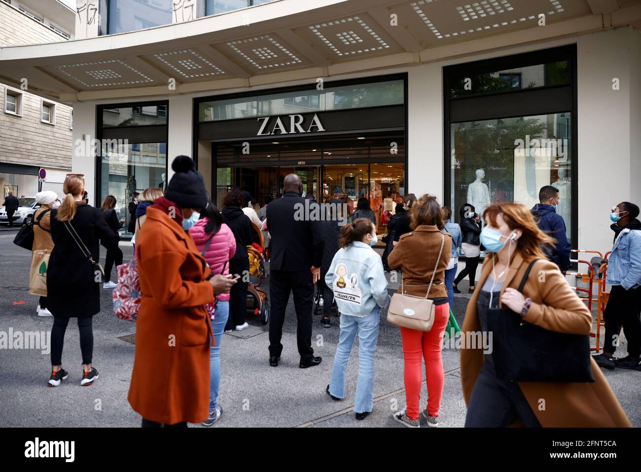 Customers stand in front of a Zara shop in Nantes as non-essential business  re-open after closing down for months, amid the coronavirus disease  (COVID-19) outbreak in France, May 19, 2021. REUTERS/Stephane Mahe